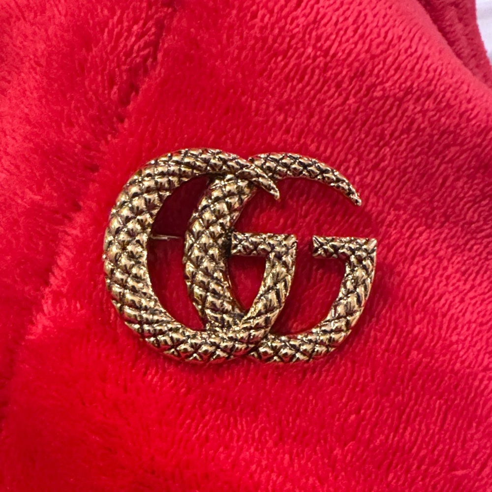 Gucci Gold Interlocking GG Pin on Red